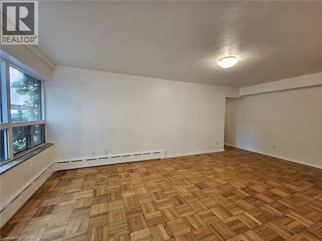 Photo du bâtiment - 325A JAMES Street S Unit# 107