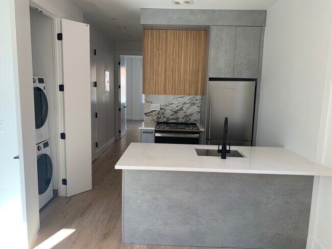 Cocina desde la sala de estar/comedor - 1526 Lincoln Pl