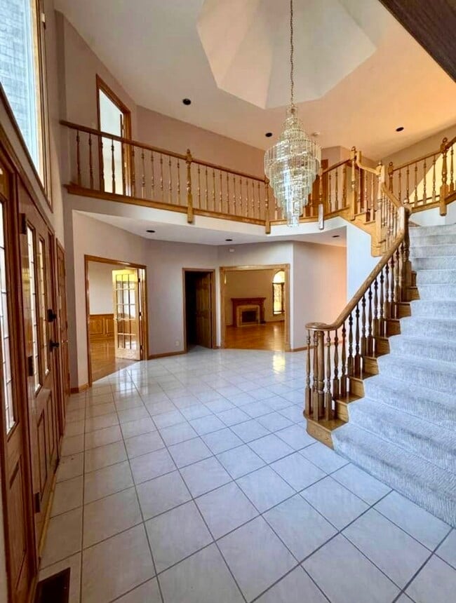 Building Photo - 8S210 Stonehedge Dr