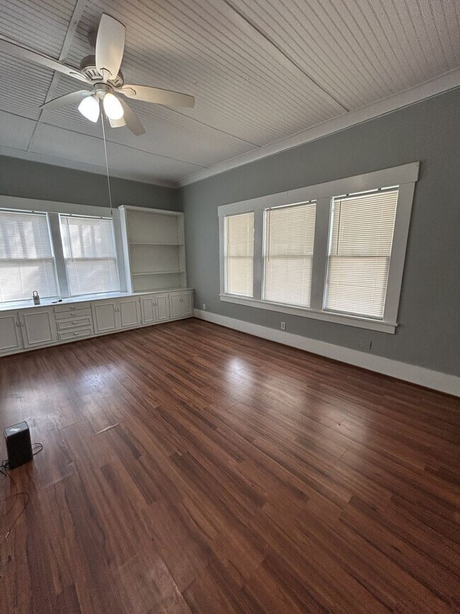 Foto del edificio - This One is a Stunner!  5br/3ba A MUST-SEE! - $1600/Mo!  Now Offering Short-Term Leasing!