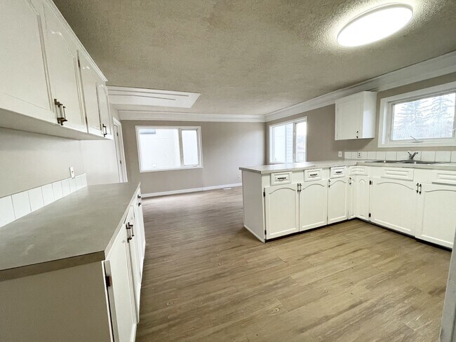 Photo du bâtiment - 4324 Bowness Rd NW