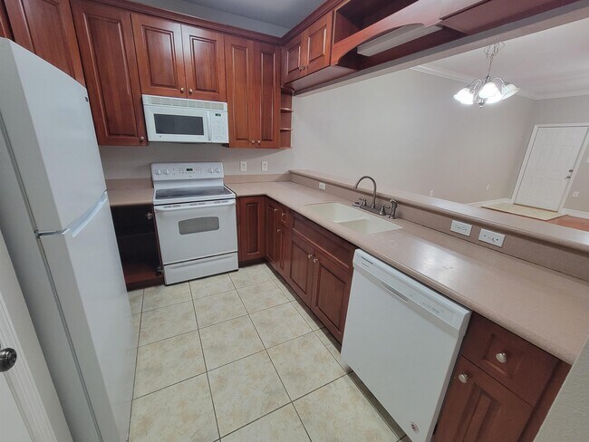 Building Photo - 1517 Crescent Hills Dr