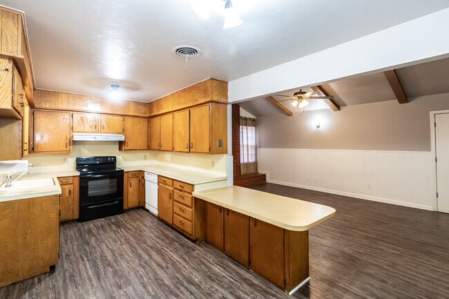 Building Photo - 4 bedroom in central location