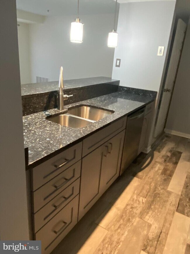 Building Photo - 1401 Golden Rod Ct