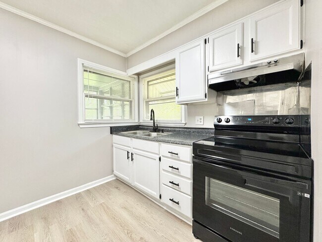 Building Photo - Cute 3 BR House Convenient to US-29 and We...