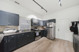 Building Photo - 2728 N Wilton Ave