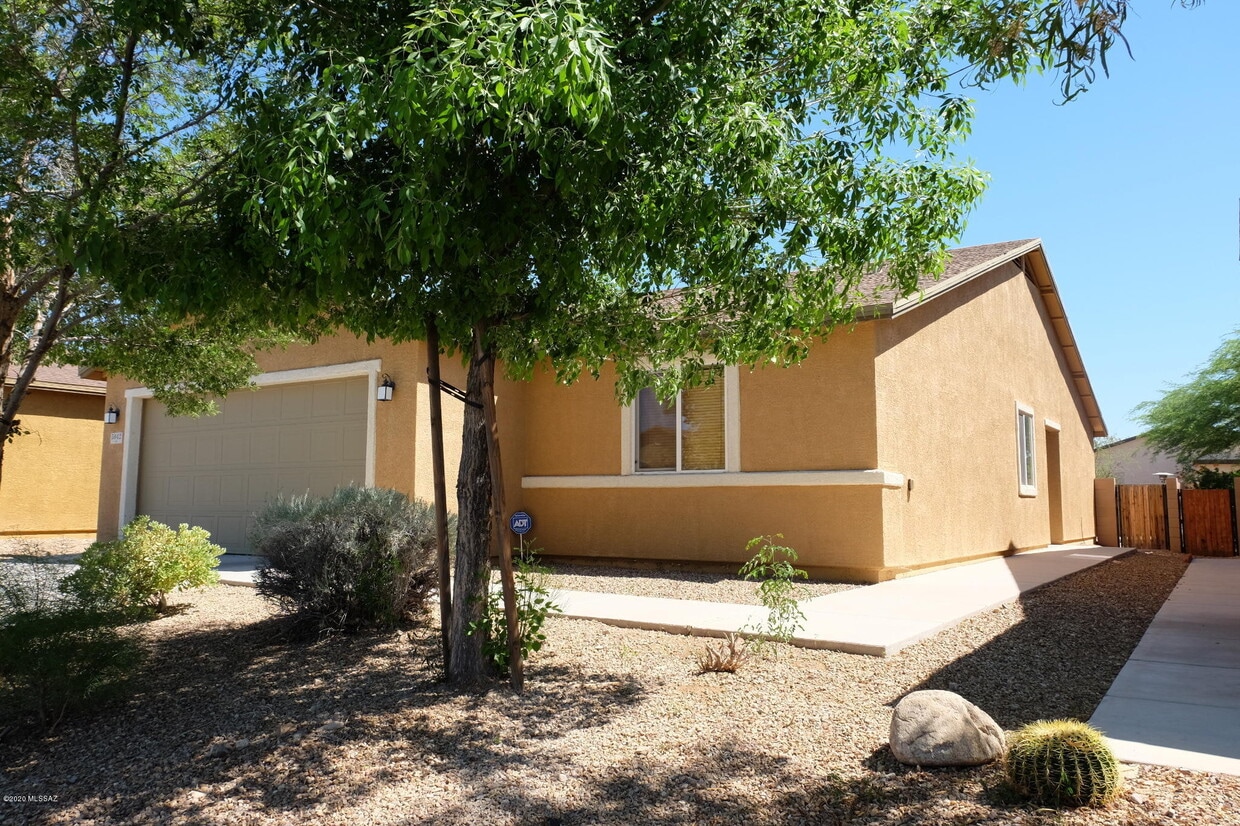 Primary Photo - 5042 E Kittentails Dr