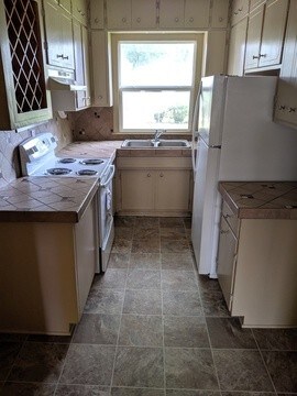 Building Photo - Freshly updated 2 bed/1 bath duplex!!