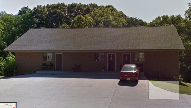 Parte frontal del edificio, más unidades en la parte trasera. Apartamento disponible en la parte inferior derecha (ver la foto). - 2370 Old River Rd