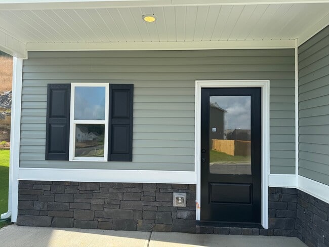 Building Photo - 243 sycamore dr