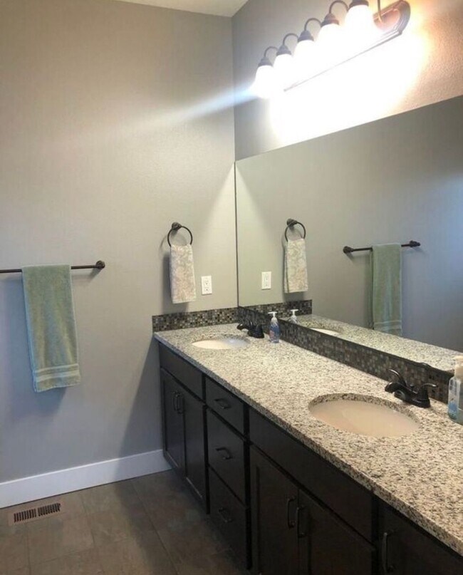 Foto del edificio - Beautiful 3 bedroom 2 bath home! Pets ok!