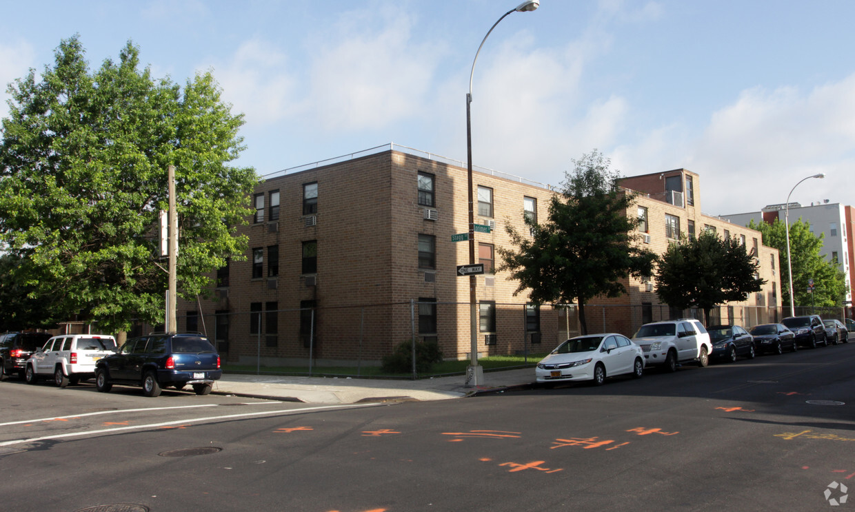 Building Photo - 417 Lorimer St