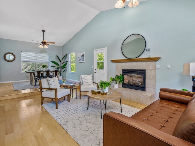 Building Photo - 4008 Plateau Cir