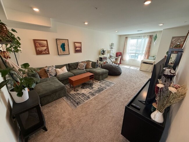 Building Photo - 3 Bedroom, 2.5 Bath Townhome