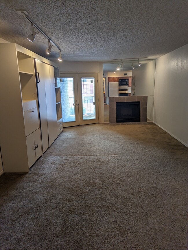 Building Photo - 10855 Meadowglen Ln