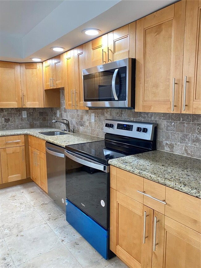 Building Photo - 1420 Brickell Bay Dr