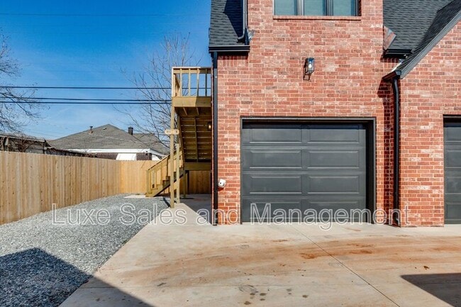 Building Photo - 911 NE 16th St