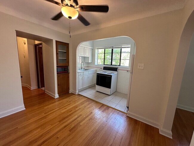 Foto del edificio - 6618-6620 Devonshire Ave