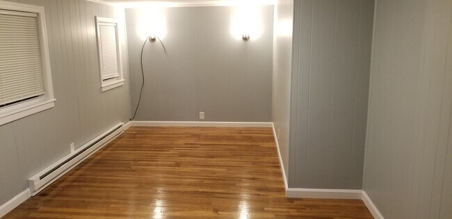 Building Photo - 5 1/2 Elmire Ave