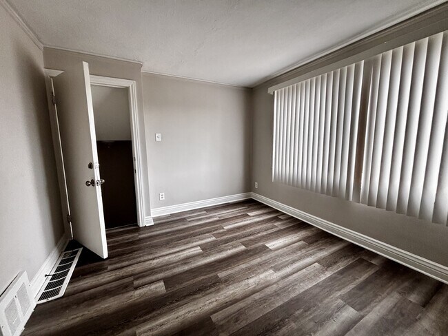 Foto del edificio - 8166 Bliss Ave