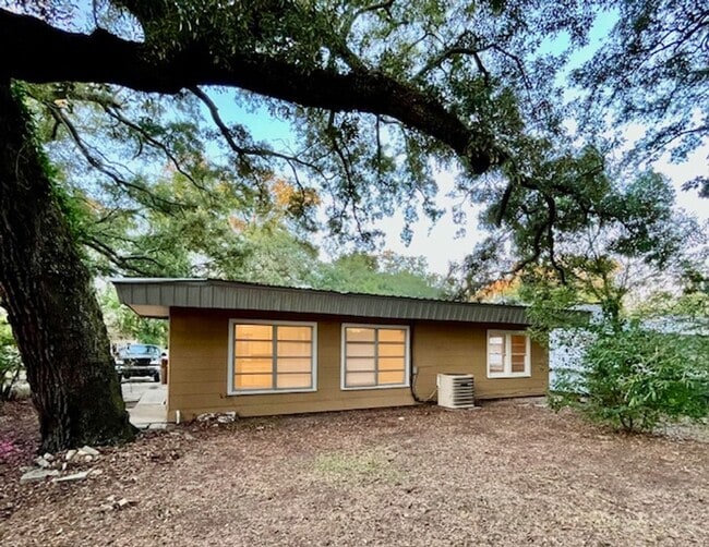 Building Photo - Lovely Home in Biloxi
