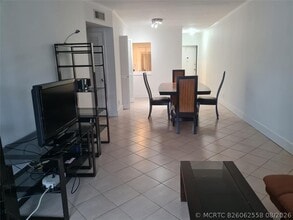 Building Photo - 300 Golden Isles Dr