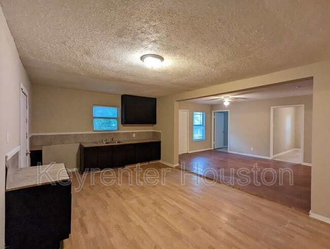 Building Photo - 2016 Creston Dr