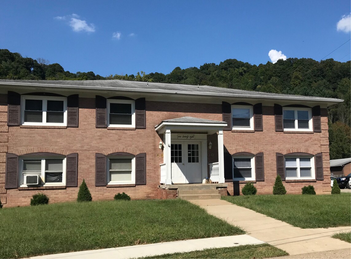148 Lynwood Manor Unit 3, Weirton, WV 26062 Room for Rent in Weirton