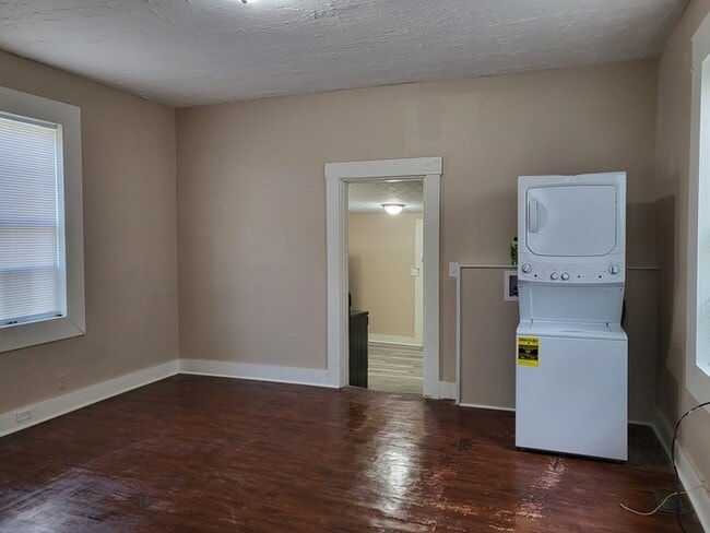 Building Photo - Cozy, clean, stove, fridge, and washer/dryer