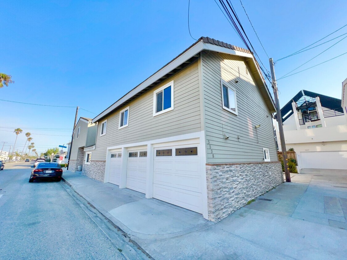 Primary Photo - Peninsula Living just steps to the Beach
