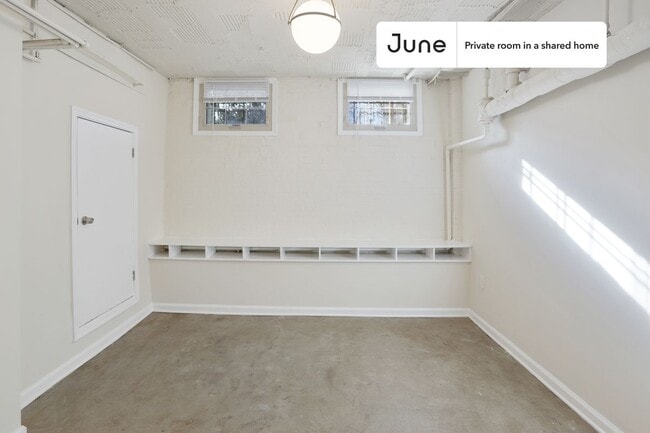 Building Photo - Room in Shared 5 bed/2 bath home