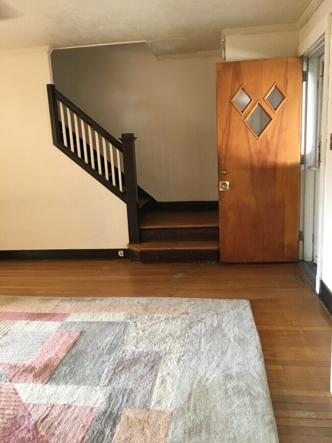 Escalera al segundo piso - 3322 Parkview Ave