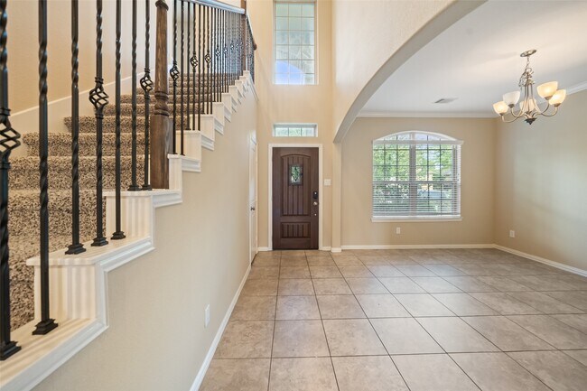 Building Photo - 667 Oak Cir Dr E