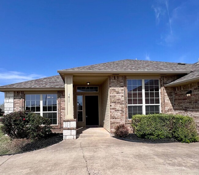 Building Photo - Beautiful home in Heatherwood addition in Moore!