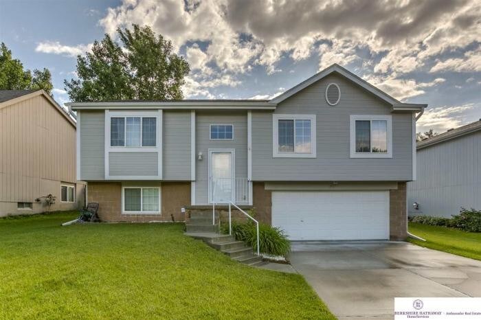 Primary Photo - 3 bedroom in Omaha NE 68116