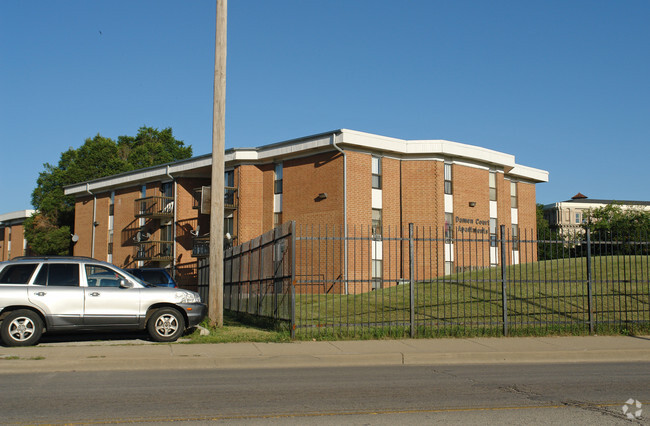 Building Photo - Damen Court Apartments