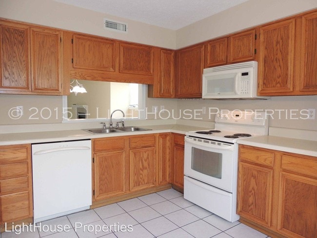 Building Photo - 702 Ivy Lake Dr