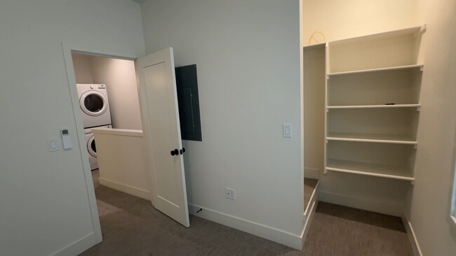 Foto del edificio - Elegant Townhome with modern architectural design Located in the Brentwood Neighborhood