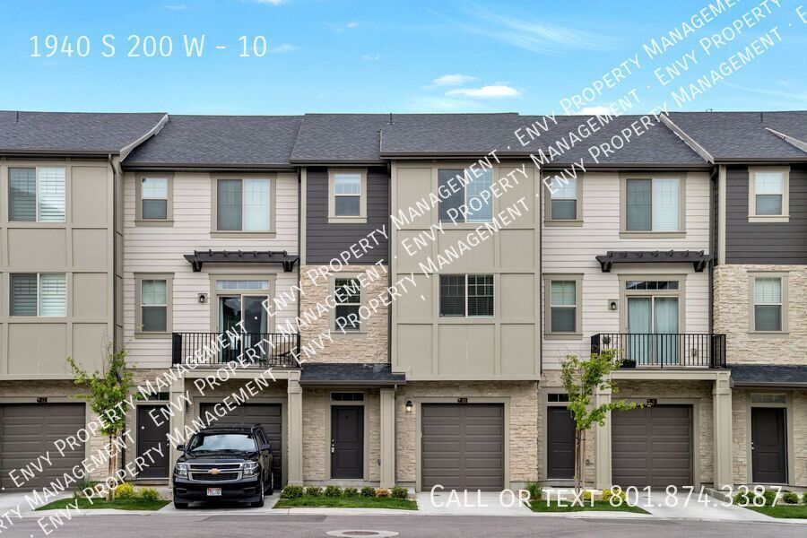 Foto principal - Stunning 3 Bed, 2.5 Bath Townhome, Endless...