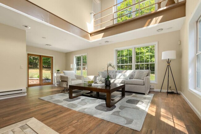 Building Photo - 338 Clove Rd