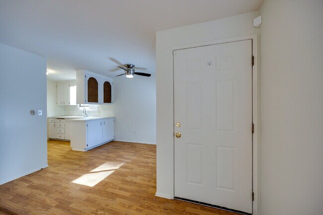 Building Photo - Charming House For Rent in Burien! Full Si...