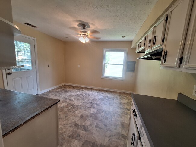 Kitchen space for table - 3816 Parthenia Ave