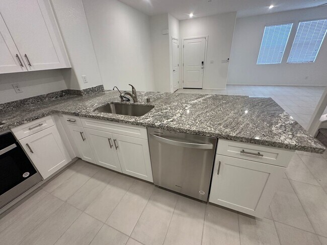 Foto del edificio - New Constructed and upgraded three bedroom...