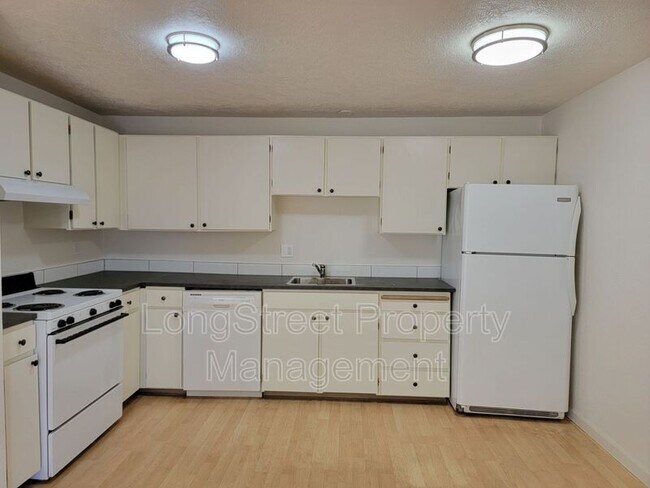 Building Photo - 627 3rd St