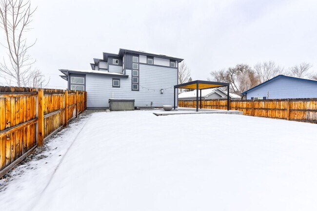 Building Photo - Beautifully and Modern 4bd,4ba Home W/ Hot...