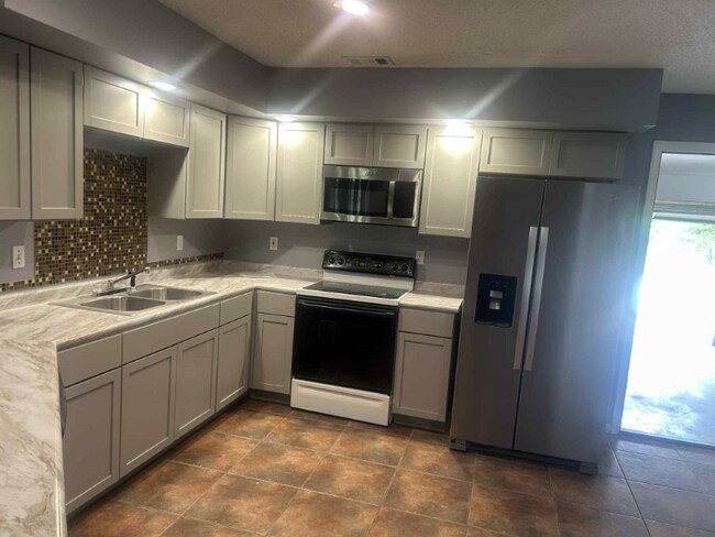 Foto del edificio - 4002 Sandstone Dr