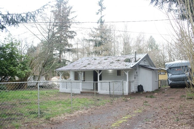 Building Photo - 2/3rd acre lot! 1 bdrm 1 bath. Store your ...