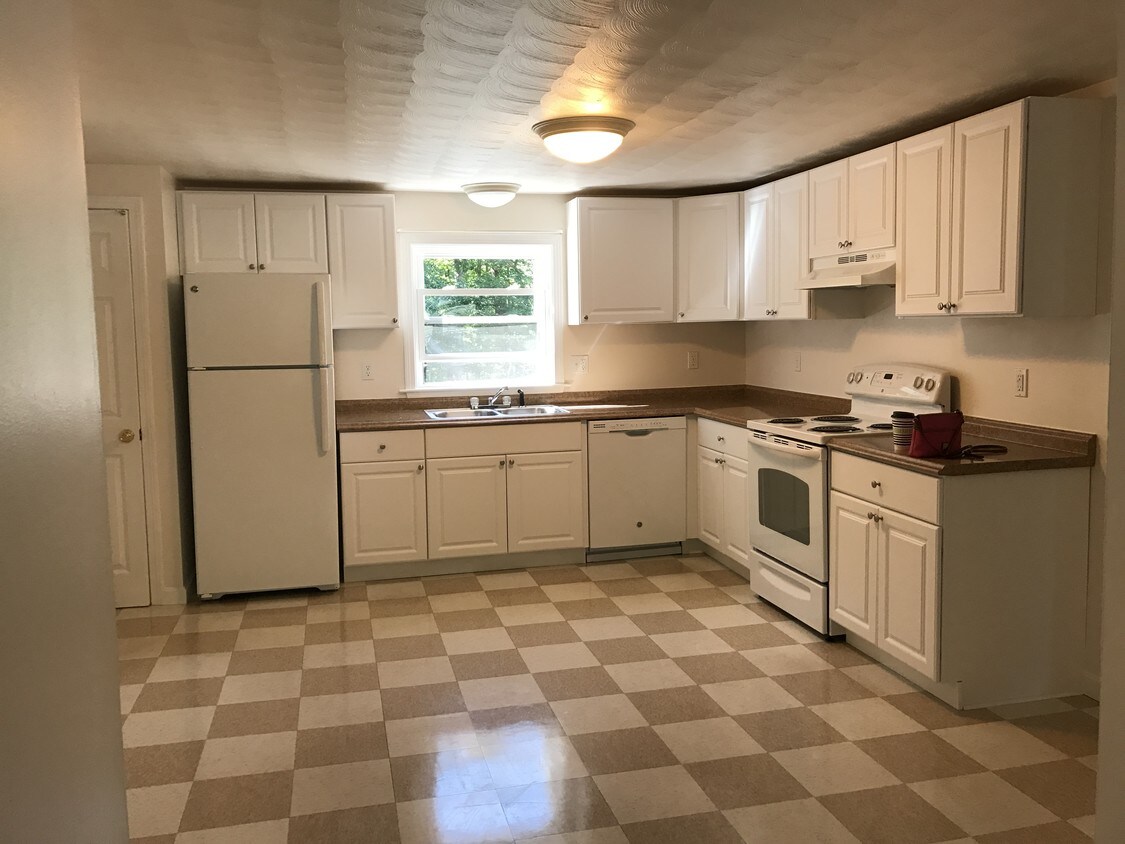 32 Concord Rd, Lee, NH 03861 Apartments in Lee, NH