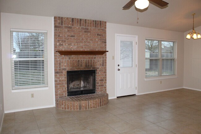 Foto del edificio - 4 BEDROOM, EASY COMMUTE