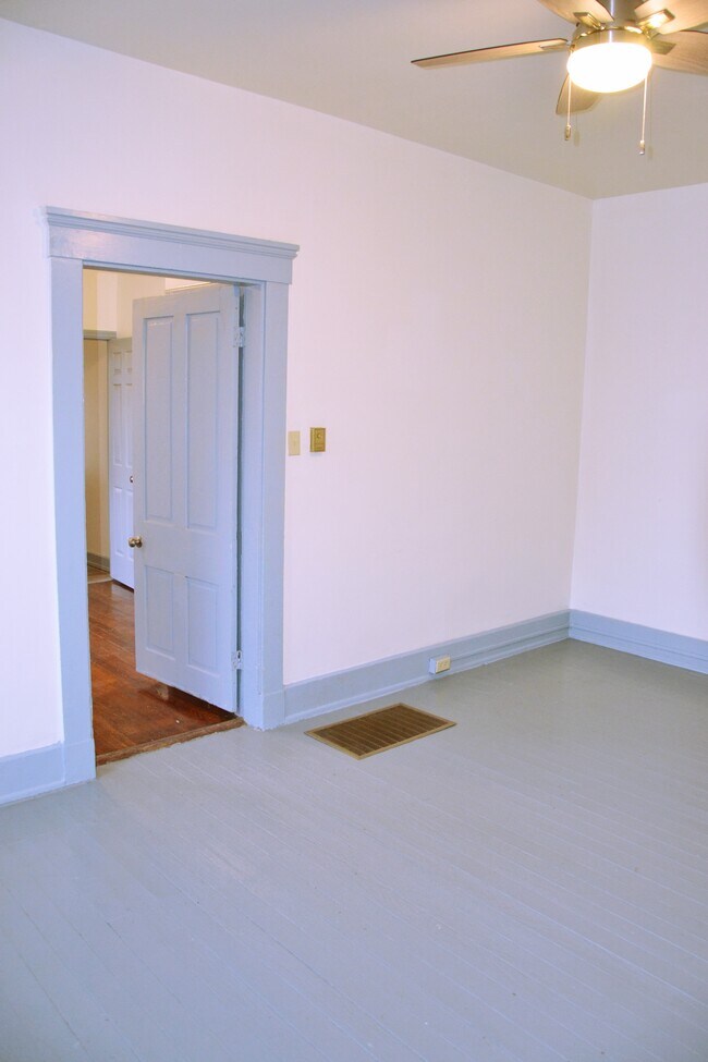 Building Photo - 522 W McMicken Ave